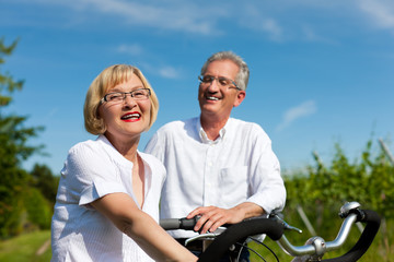 Glückliches Paar fährt Rad in der Natur im Sommer
