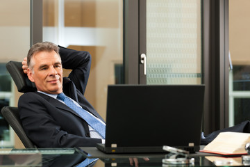 Business - Chef denkt nach in seinem Büro