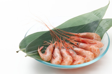 ガラス皿に盛った甘エビ