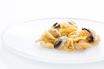 Tortellini dish with mushrooms and garlic sauteed