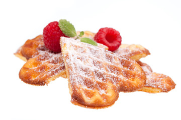 Waffeln mit Himbeeren auf weißem Hintergrund