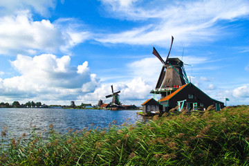 Naklejka premium Holland windmill with blue sky