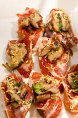 Dulce y salado. Pinchos de jamón serrano