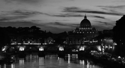 Vue de nuit de la Basilique Saint-Pierre à Rome