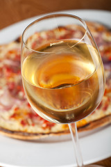 Zwiebelkuchen mit Schinken und frischer Weißwein