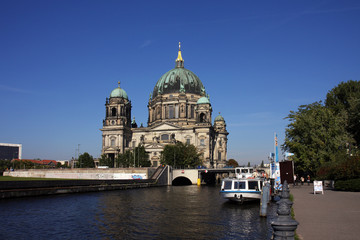 Fototapeta na wymiar Berliner Dom der Spree