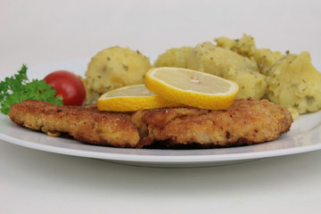Wiener Schnitzel mit Zitronenscheiben