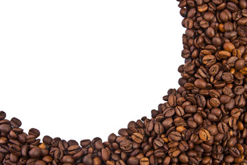 granos de café con fondo blanco