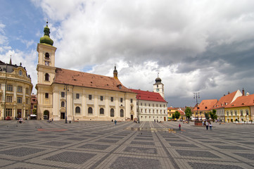 Fototapeta na wymiar Główny plac historyczny arhitecture w Sibiu Transylwanii Rumunii