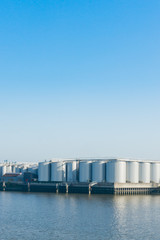 Obraz premium An oil terminal to store crude oil and petrol