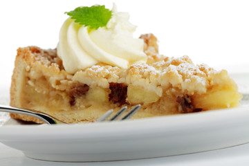 Apfel Streuselkuchen mit Sahne