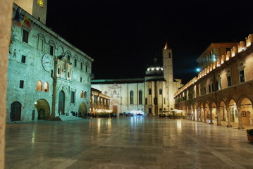 Fototapeta na wymiar Plac Ludowy, Piazza del Popolo, Ascoli Piceno