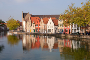 Fototapeta na wymiar Kolorowe stare domy odzwierciedlenie na wather w Brugge - Belgia