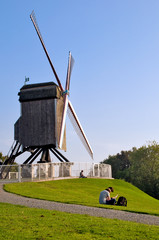 Two young reading near wind mill at Brugge - belgium © Pablo Debat