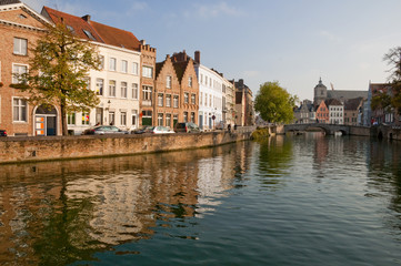 Fototapeta na wymiar Stare domy odzwierciedlenie na wathe w Brugge - Belgia