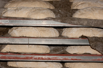 Hogazas de pan crudo almacenadas para hornear
