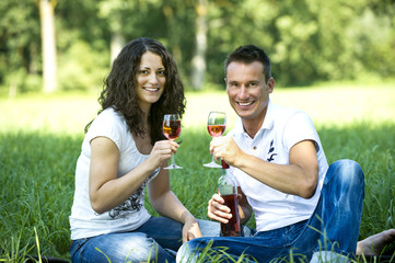 Paar mit einem Glas Wein