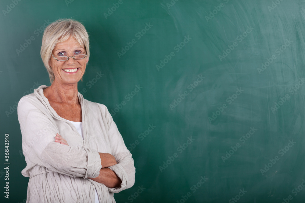 Poster portrait seniorin vor der tafel