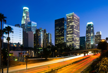 Naklejka premium Centrum Los Angeles w nocy