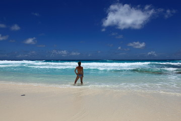 femme sur plage des seychelles