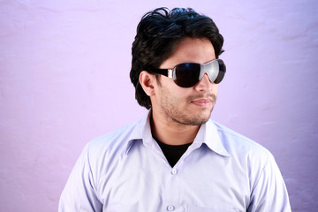 Obraz premium yong indian male model wearing glasses