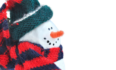 bonhomme de neige emmitouflé dans une écharpe et un bonnet