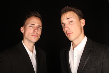 Zwillinge im Anzug