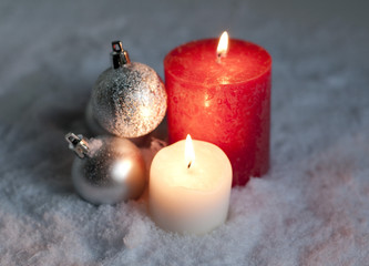 bougies et boules de Noël sous la neige