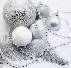 décoration de Noël argenté sous la neige