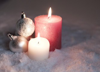 Obraz na płótnie Canvas świece i bombki w śniegu