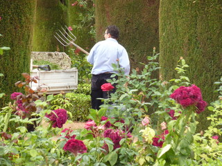 giardiniere con rastrello al lavoro