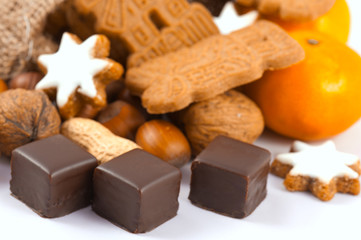 Nüsse, Mandarinen und Weihnachtsgebäck