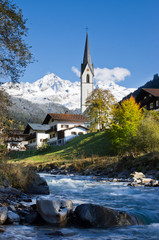 Bergdorf im Herbst
