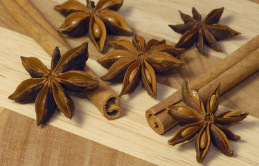 Sternanis mit Zimtstangen