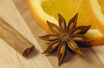 Sternanis mit Orangenscheiben und Zimtstange