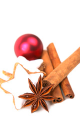 Zimtsterne und Zimtstangen
