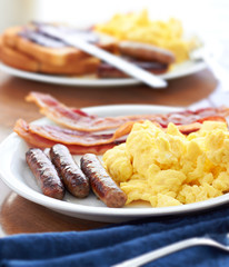 sausage links with scrambled eggs and bacon