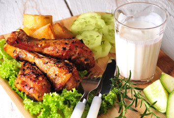 Udka kurczaka z ziemniakami i mizerią © Justyna Kaminska