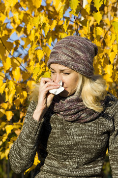woman season change allergy
