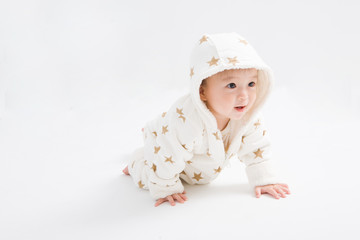 ハイハイする赤ちゃん