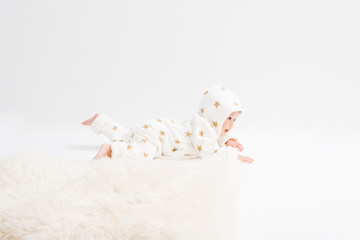 寝そべる赤ちゃん