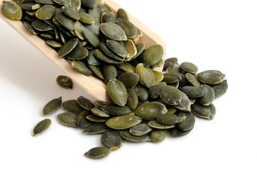 Kürbiskerne auf einem Holzschäufelchen