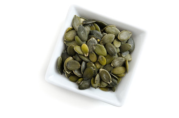 Kürbiskerne im quadratischen Schälchen