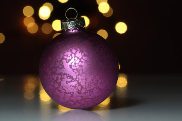 Christbaumkugel mit Lichtreflexen