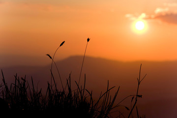 coucher de soleil en montagne
