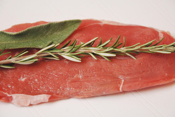 fetta di carne cruda ramerino e salvia