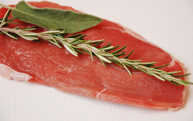 fettina di carne cruda ramerino e salvia