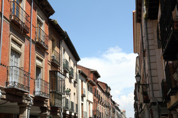 Fototapeta na wymiar Main Street z Alcala de Henares miasta Madryt w prowincji Hiszpanii