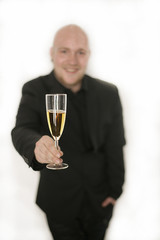 Mann mit Sektglas