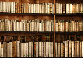 Bücherregal mit uralten Büchern
